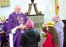 Życzenia jubliatowi złożyły m.in. miejscowe dzieci. Jedna z dziewczynek przebrała się patronkę górników. 