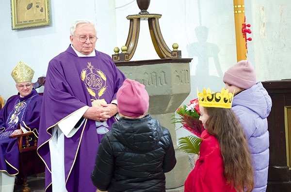 Życzenia jubliatowi złożyły m.in. miejscowe dzieci. Jedna z dziewczynek przebrała się patronkę górników. 