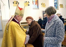 	Łucja Kaminska przyjmuje życzenia od bp. Jana Kopca. 