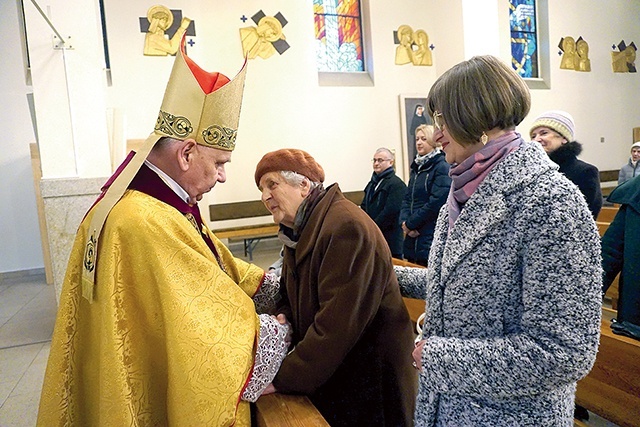 	Łucja Kaminska przyjmuje życzenia od bp. Jana Kopca. 