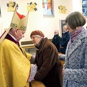 	Łucja Kaminska przyjmuje życzenia od bp. Jana Kopca. 