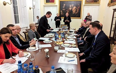 Pierwsze spotkanie gremium w nowym składzie odbyło się w Domu Arcybiskupów Warszawskich.