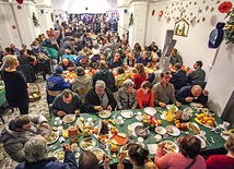 Tradycja bożonarodzeniowego obiadu narodziła się 40 lat temu w Rzymie i obecna jest na całym świecie.