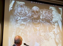 ▲	Prof. Krzysztof Szwagrzyk prezentował zdjęcia z ekshumacji.