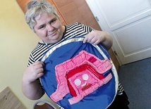 ▲	Ewa zamieszkuje w Domu Pomocy Społecznej w Legnickim Polu; w jej pokoju prawie wszystkie przedmioty skonstruowane są przez nią samą. 