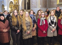 ▲	W niedzielę 4 grudnia członkowie Młodzieżowego Koła Caritas odebrali legitymacje.