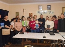 Członkowie grupy z ks. Jackiem Kucharskim i duszpasterzami ks. Piotrem Borciuchem (pierwszy z prawej) i ks. Dominikiem Idziakiem (pierwszy z lewej).