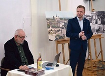Z lewej Wiesław Turek, autor publikacji. Obok wiceburmistrz Tomasz Łuczkowski.