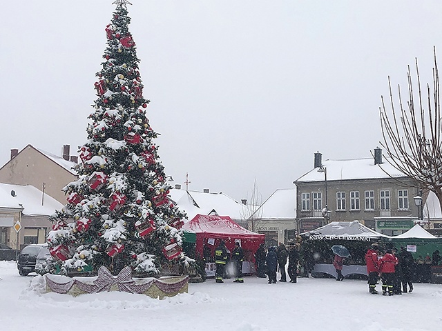 	Pojawiła się też wielka choinka.