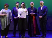 Z Oliwią Kwiatkowską (w środku) od lewej: Ewa Kamińska, Jerzy Zawodnik, bp Marek Solarczyk i ks. Andrzej Tuszyński.