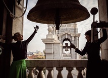 Dzwonnicy bijący w dzwony katedry Almudena.
3.12.2022 r. Madryt
