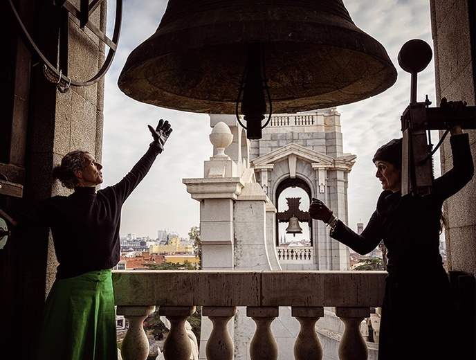 Dzwonnicy bijący w dzwony katedry Almudena.
3.12.2022 r. Madryt