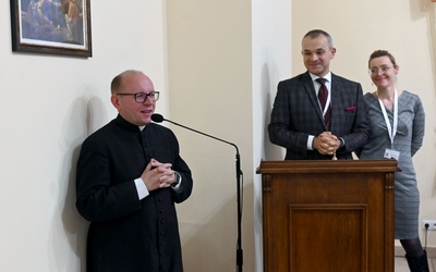 Ks. Krzysztof Ora z parą rejonową Mateuszem i Agnieszką Muszewskimi.