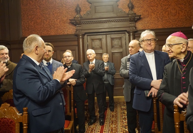 Biskup gliwicki otrzymał Księgę Pamiątkową 