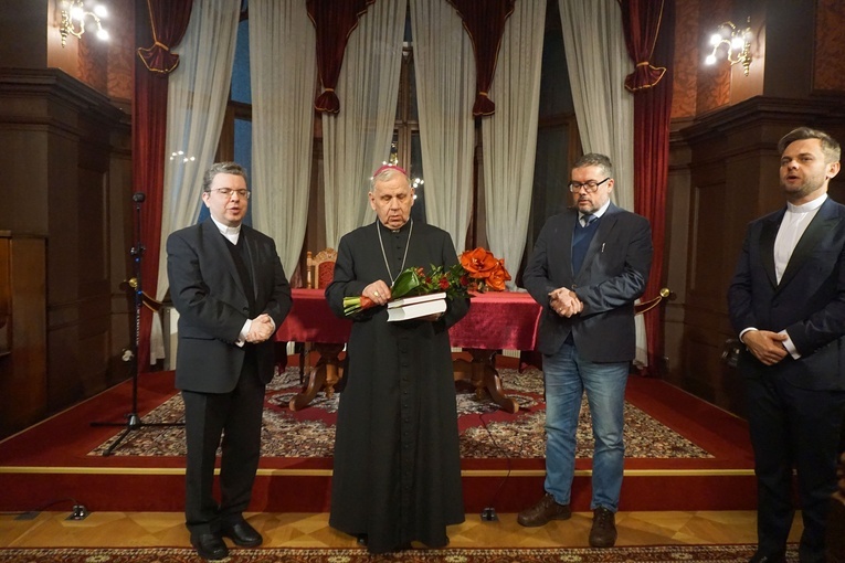 Biskup gliwicki otrzymał Księgę Pamiątkową 