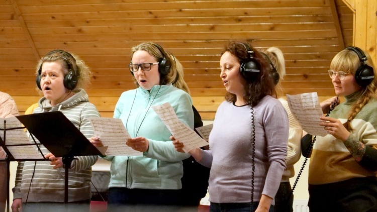 Nagranie świątecznej piosenki przez Rodzinę "Sygnału Miłosiedzia"