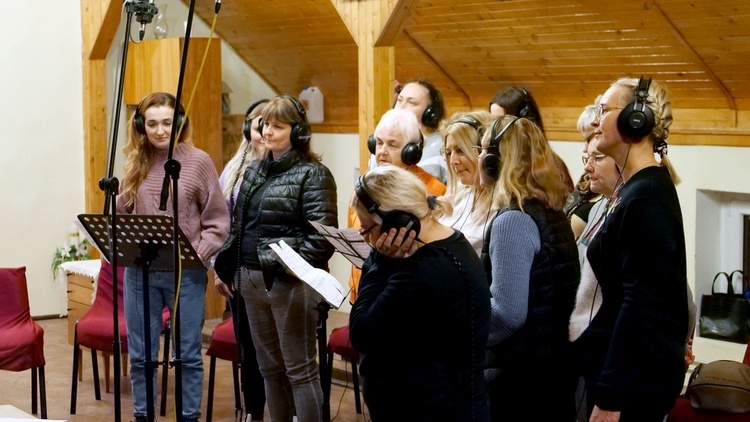 Nagranie świątecznej piosenki przez Rodzinę "Sygnału Miłosiedzia"