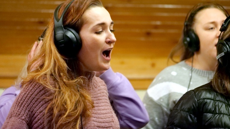 Nagranie świątecznej piosenki przez Rodzinę "Sygnału Miłosiedzia"