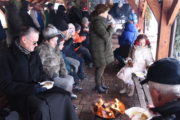 Podczas spotkania można było rozgrzać się ciepłym posiłkiem przy ognisku.