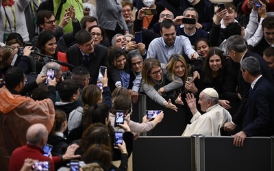 Papież do młodzieży: Nie siedźcie na kanapie, patrząc na telefon komórkowy