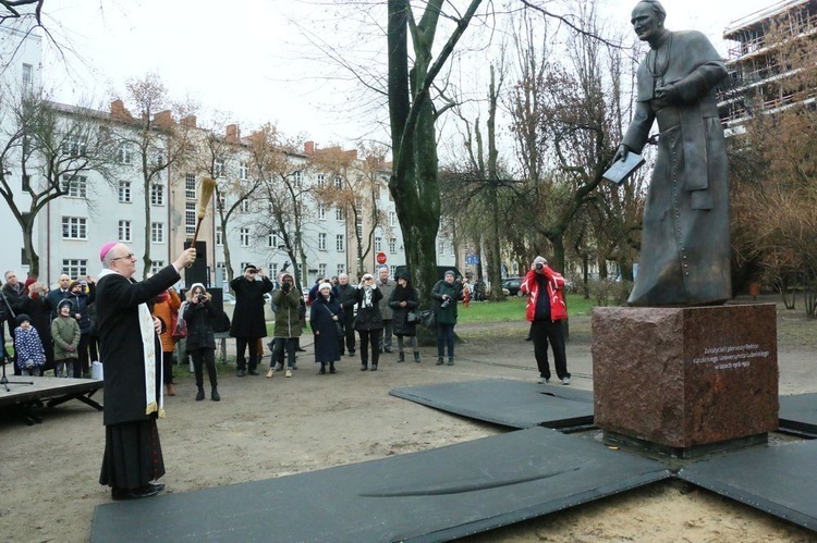 Pomnik został postawiony na skwerze abp. Życińskiego cztery lata temu. 