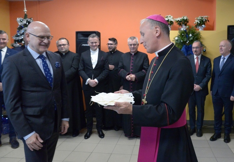 Z opłatkami i bożonarodzeniowymi życzeniami do prof. Sławomira Bukowskiego kieruje się bp Marek Solarczyk.