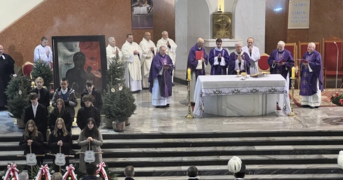 Abp Skworc o Dziewięciu z Wujka: Stali się jak ewangeliczne lampy oświetlające ofiarą życia cały okres stanu wojennego i czas późniejszy