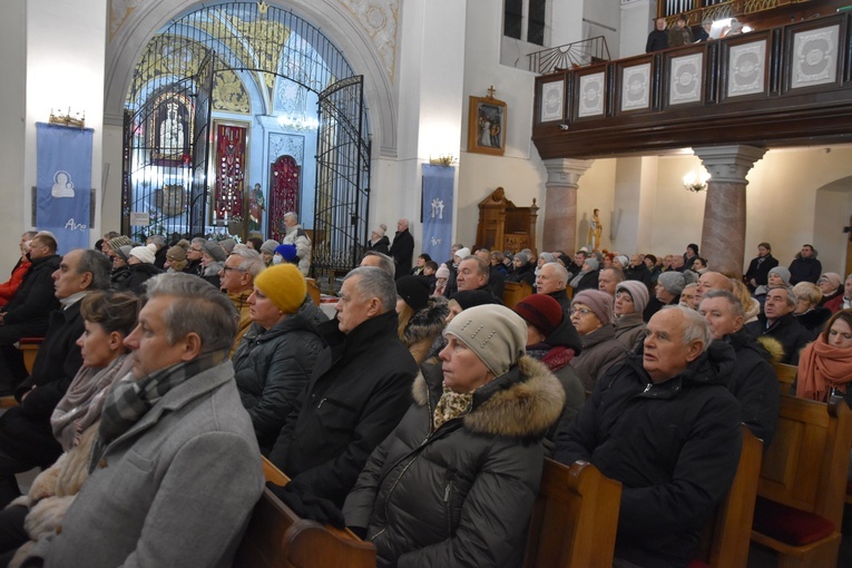 Wierni zgromadzeni na oktawie w przasnyskim sanktuarium.