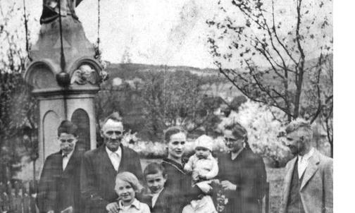 Dzień przed Wigilią Dziadek szedł do lasu