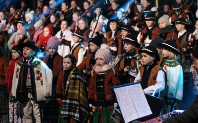 Choinka pod oknem papieskim rozświetlona