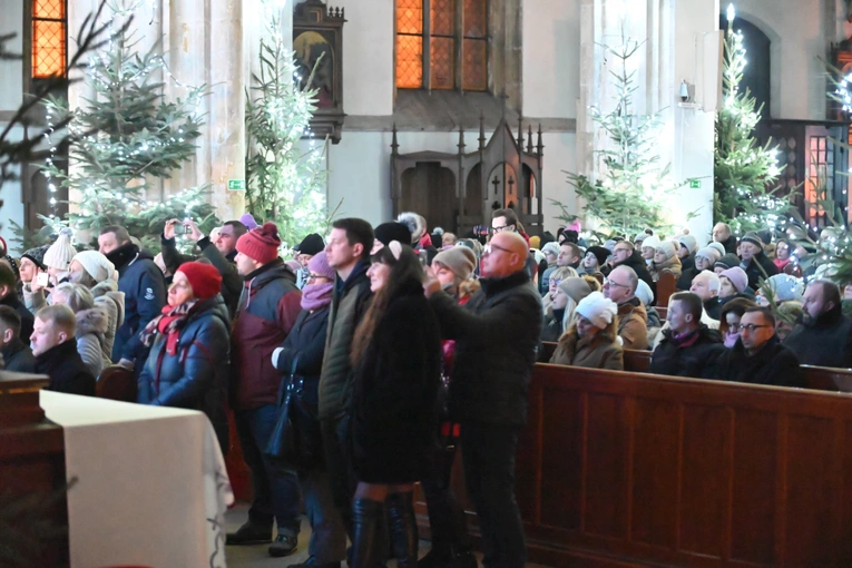 Strzegom zakolędował z zespołem Enej
