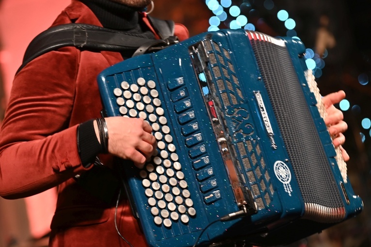 Strzegom zakolędował z zespołem Enej