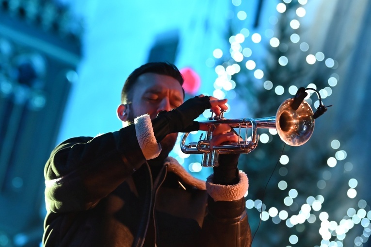 Strzegom zakolędował z zespołem Enej