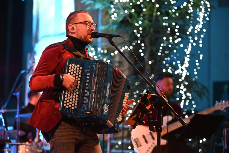 Strzegom zakolędował z zespołem Enej