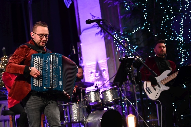 Strzegom zakolędował z zespołem Enej