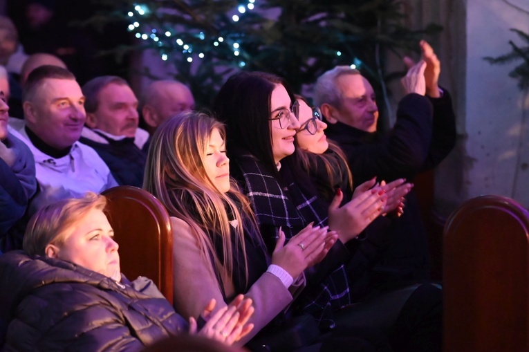 Strzegom zakolędował z zespołem Enej