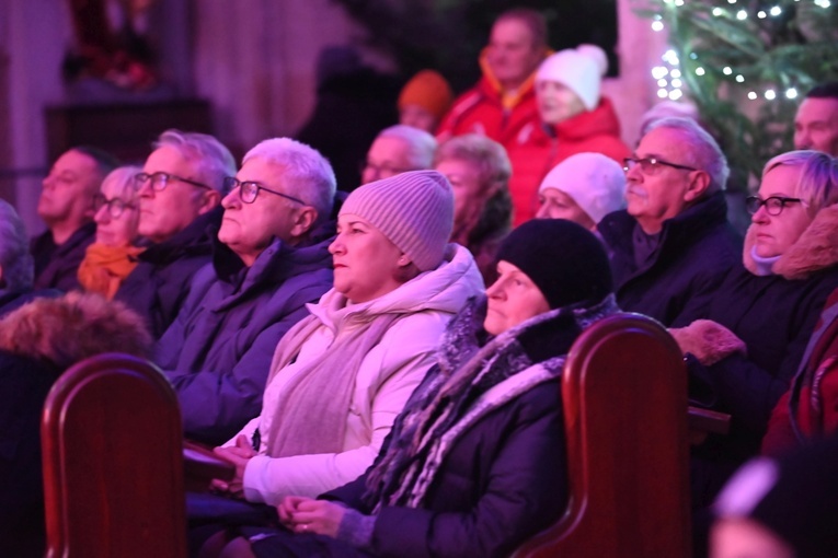 Strzegom zakolędował z zespołem Enej