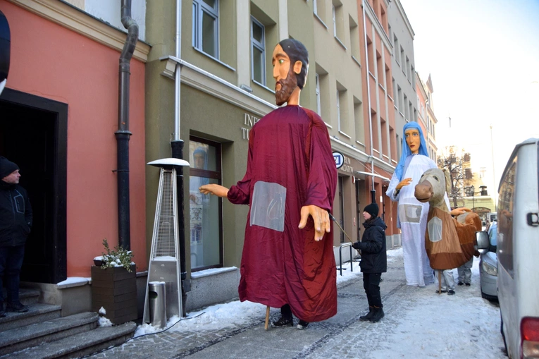 Gigantyczne jasełka w świdnickim Rynku