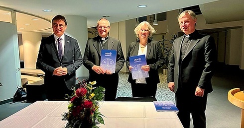 Podpisane porozumienie z udziałem m.in. abp. Tadeusza Wojdy, metropolity gdańskiego, i ks. prał. Ireneusza Bradtkego, proboszcza.
