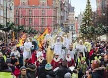 W Gdańsku kolędnicy przemaszerują przez Główne Miasto.