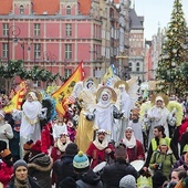 W Gdańsku kolędnicy przemaszerują przez Główne Miasto.