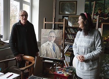 ◄	Maria i Tomasz Zywertowie pracują na sztalugach artysty, który zmarł 61 lat temu.