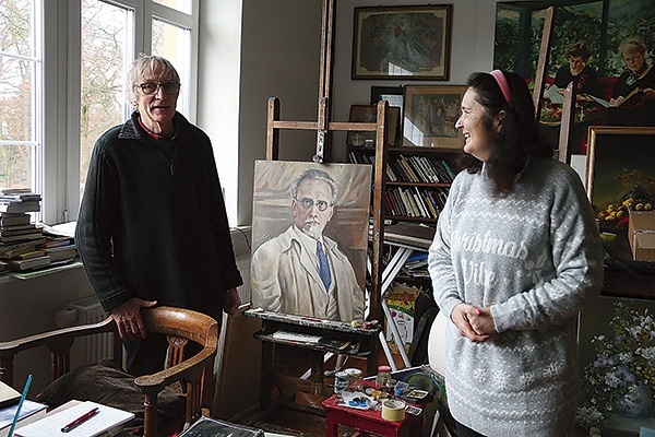 ◄	Maria i Tomasz Zywertowie pracują na sztalugach artysty, który zmarł 61 lat temu.