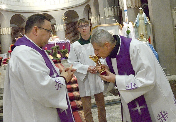 ▲	Uroczyste przekazanie relikwiarza. Z lewej o. Piotr Popławski, z prawej – ks. Zbigniew Gaczyński.