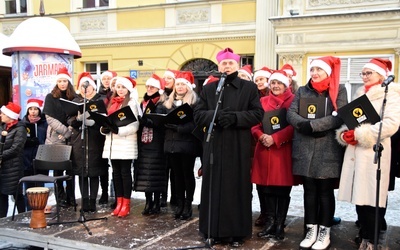 Biskup pomocniczy w czasie składania życzeń. W tle Dziki Chór ze Świdnicy.