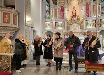 Laureaci tegorocznej Nagrody św. Mikołaja w pierścieckim sanktuarium.