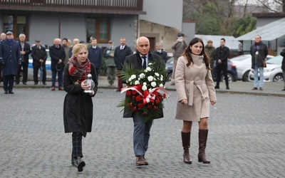 Kwiaty pod pomnikiem Obrońców Ojczyzny złozyła też delegacjaStowazyszenia Integracyjnego Eurobeskidy.