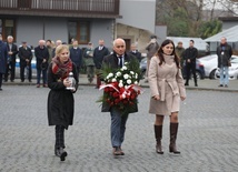 Kwiaty pod pomnikiem Obrońców Ojczyzny złozyła też delegacjaStowazyszenia Integracyjnego Eurobeskidy.