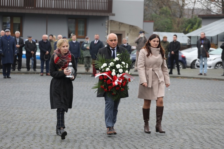 Kwiaty pod pomnikiem Obrońców Ojczyzny złozyła też delegacjaStowazyszenia Integracyjnego Eurobeskidy.