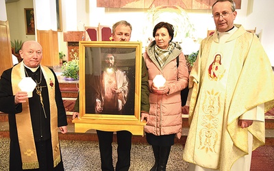 Rodzina Janusiów jako pierwsza zabrała wizerunek NSPJ do swojego domu. Z lewej ks. Wiesław Pietrzak SCJ, z prawej ks. Bogusław Pociask SCJ. 